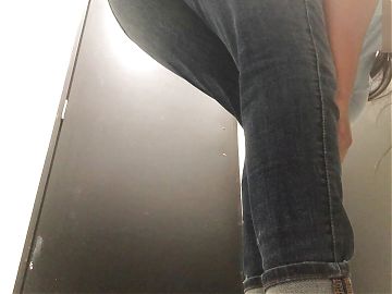 GIRL RECORDS IN THE DRESSING ROOM FOR HER BOYFRIEND